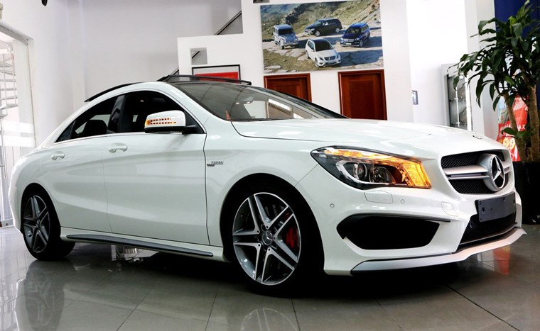 CLA 45 AMG 4MATIC có lưới tản nhiệt 2 nan AMG màu xám titan với lô gô ngôi sao 3 cánh ở chính giữa. Xe có giá bán là 2,089 tỷ đồng (đã bao gồm thuế nhập khẩu, tiêu thụ đặc biệt, giá trị gia tăng).